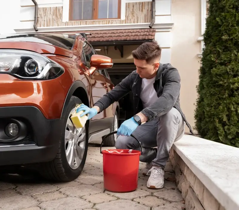 Lavage auto à domicile Notre-Dame-d'Oé : professionnel intervenant sur un véhicule